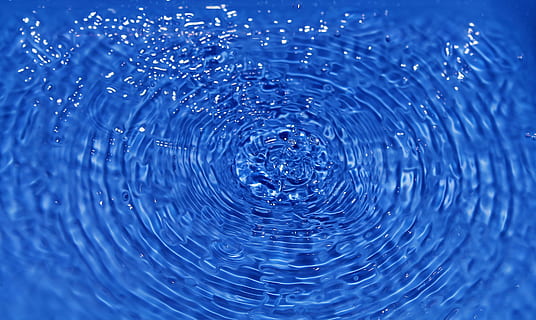 peu profond, photographie de mise au point, goutte d'eau, eau, vague, goutte, liquide, sur, concentrique, Frisch, boire de l'eau, eau claire, mouvement, bleu, fermer, laissez tomber, ridée, la nature, personne, arrière-plans, pureté, modèle, plein cadre, cercle, éclaboussures, fraîcheur, Forme géométrique, à l'intérieur, forme, eau qui coule, 2K, CC0, domaine public, libre de droits