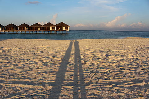maledivisch, Schatten, Strand, Meer, ruhige Szene, Wasser, gebaute Struktur, Ruhe, Himmel, Land, Sand, die Architektur, Szenen - Natur, Natur, Sonnenlicht, Schönheit in der Natur, wolke - himmel, Gebäudehülle, Gebäude, Horizont, Horizont über Wasser, keine Leute, draußen, 5K, CC0, gemeinfrei, lizenzfrei