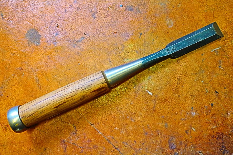 marró, fusta, manejat, negre, eina de cisell, cisell, eina, fusteria, mà, artesania, agut, instrument, gestionar, vell, fuster, treballar, construcció, reparació, primer pla, tir de l'estudi, pintura a l'oli, a l'interior, cap gent, dia, natura morta, metall, material de fusta, vista d’angle alt, color taronja, art i artesania, taula, raspall, equipament, groc, sol objecte, pinzell, funció de construcció de parets, 2K