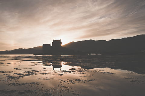 eilean donan castle, hrad, jezero, odraz, západ slunce, svítání, voda, cestovní místa, Příroda, barevný obraz, moře, architektura a budovy, nikdo, venku, krajina, mrak - nebe, nebe, exteriér budovy, stavba, klid, architektura, krása v přírodě, hora, silueta, klidné scény, scenics - příroda, destinace, 2K, CC0, veřejná doména, bez autorských práv