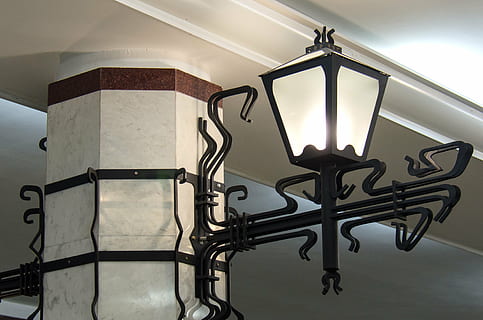 lanterna, inviare, luce, città, la metropolitana, samara, in casa, nessuno, interno di casa, ricchezza, lusso, design, casa, architettura, moderno, metallo, posto a sedere, sedia, assenza, caratteristica della parete, attrezzatura per l'illuminazione, struttura costruita, ringhiera, concentrarsi sulle conoscenze acquisite, avvicinamento, giorno, lampada elettrica, 4K, CC0, dominio pubblico, privo di copyright