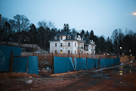 architettonico, fotografia, bianca, grigio, calcestruzzo, Casa, blu, recinto, dimora, alberi, costruzione, struttura, infrastruttura, albero, esterno dell'edificio, cielo, struttura costruita, architettura, all'aperto, cielo sereno, nessuno, giorno, pianta, quartiere residenziale, natura, città, illuminato, strada, crepuscolo, notte, mezzi di trasporto, acqua, 5K, CC0, dominio pubblico, privo di copyright