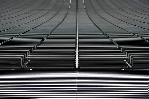 gris, resum, digital, fons de pantalla, folrat, negre, bancs, graderies, files, edifici, arquitectura, línia, simetria, cel, Anglaterra, UK, minimalisme, mínim, perspectiva, jardí del cel, Londres, transceptor portàtil, blanc i negre, patró, marc complet, fons, cap gent, estructura construïda, metall, textura, dia, tancat, repetició, llum solar, a l'interior, ratlles, tecnologia, funció de construcció de parets, primer pla, seguretat, sostre, ferro, corrugat, color plata, 5K, CC0, domini públic, lliure de regalies