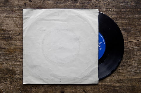 negre, disc de vinil, marró, superfície, registre, disc de gramòfon, disc, 45 rpm, gramòfon, música, retro, vintage, vinil, so, analògic, vell, solter, rpm, en blanc, blanc, plantilla, maqueta, fons, disseny, blau, fons de fusta, a l'interior, directament a sobre, taula, primer pla, sol objecte, paper, còpia espai, cap gent, Color blanc, natura morta, menjar i beguda, vista d’angle alt, tir de l'estudi, buit, forma geomètrica, material de fusta, menjar, forma, textura, gra de fusta, 4K, CC0, domini públic, lliure de regalies