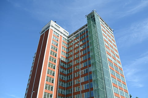 zlin, Wolkenkratzer, Bata, 21, Flachwinkelansicht, Fenster, modern, Himmel, die Architektur, Blau, gebaute Struktur, Gebäudehülle, Stadt, Gebäude, Bürogebäude außen, Büro, Natur, Tag, keine Leute, Glas - Material, große Höhe, klarer Himmel, draußen, Wohnung, 4K, CC0, gemeinfrei, lizenzfrei