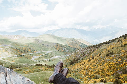 bjerg, highland, Sky, himmel, landskab, natur, dal, klipper, grøn, gul, planter, efterår, sko, en person, scenics - natur, bjergkæde, menneskelig kropsdel, kropsdel, miljø, fritidsaktivitet, dag, skønhed i naturen, sky - himmel, lavt afsnit, livsstil, ikke-urbane scene, menneskelige ben, menneskelig lem, lemmer, udendørs, menneskelige fod, 5K, CC0, offentligt domæne, royaltyfrie