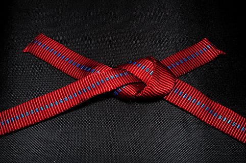 nudo, tecnología, cerrar, rojo, de cerca, nadie, nudo atado, adentro, día, textil, vista de alto ángulo, naturaleza muerta, atado, modelo, solo objeto, de color negro, cinta, seguridad, arco, mesa, cinta - artículo de costura, la seguridad, fuerza, forma, 4K, CC0, dominio público, libre de derechos
