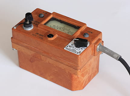 Polonia, soviet, frío, guerra, geiger, mostrador, radioactividad, radiación, comprobar, material de madera, tecnología, adentro, estilo retro, foto de estudio, antiguo, Fondo blanco, nadie, conexión, naturaleza muerta, comunicación, marrón, de cerca, generación de combustible y energía, equipaje, negocio, cable, obsoleto, fuente de alimentación, equipo eléctrico, 4K, CC0, dominio público, libre de derechos