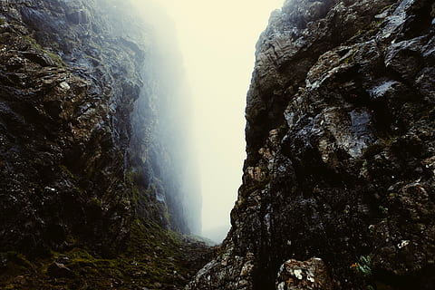 stâncos, stâncă, inconjurat, cețuri, peisaj, fotografie, maro, bolovani, ceaţă, timpul zilei, roci, traseu, cale, trek, cer, natură, obiect de rocă, nici o persoana, scenics, în aer liber, copac, zi, frumusețe în natură, a închide, scenice - natura, formatie rock, solid, scenă non-urbană, Munte, cascadă, liniște, o scenă liniștită, expunere lungă, apă, vedere unghiulară joasă, apă curgătoare, formare, erodate, putere în natură, 5K