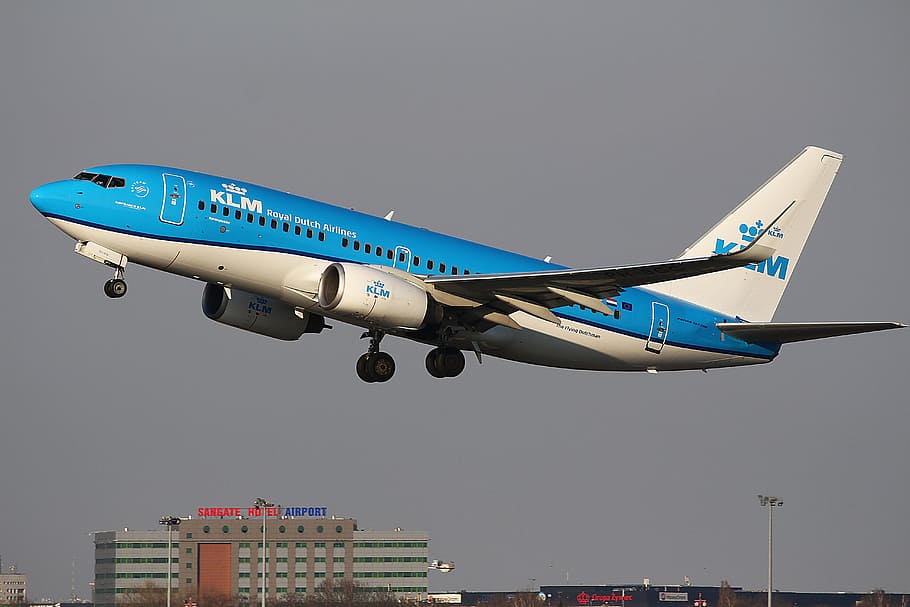 avió de línia de klm, vol, durant el dia, klm, planespotting, blau, avió, avió comercial, transport, vehicle aeri, aeroport, viatjar, mode de transport, volant, Boeing, negocis, Airbus, editorial, cel, passatger, Viatge de negocis, aterratge: baixant, manera de transport, naturalesa, moviment, en moviment, indústria aeroespacial, viatge, velocitat, cap gent, ala dels avions, a l'aire lliure, medi ambient, vent, avió privat, pilotatge, jet corporatiu, 5K