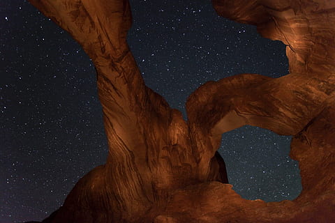 Marrone, canyon, notte stellata, cielo notturno, doppio arco, arenaria, paesaggio, archi parco nazionale, Utah, Stati Uniti d'America, pietra, stelle, panoramico, formazioni, natura, geologico, erosione, roccia, panorama, turista, notte, persone reali, avvicinamento, in casa, mano umana, una persona, parte del corpo umano, illuminato, bellezza nella natura, stella - spazio, spazio, roccia - oggetto, formazione rocciosa, astronomia, solido, cielo, stella, galassia, nessuno, scenics - natura, campo stellare, geologia, la tranquillità, Inquadratura dal basso, costellazione, eroso, direttamente sotto, spazio e astronomia, 2K, CC0, dominio pubblico, privo di copyright