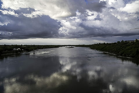 in cautarea, râul Saskatchewan, uită în jos, râu, Saskatoon, Canada, nori, domeniu public, reflecţie, Saskatchewan, pitoresc, cer, apă, natură, nor - cer, peisaj, scenics, Cloudscape, în aer liber, acoperit de nori, mare, frumusețe în natură, lac, scenice - natura, liniște, o scenă liniștită, nici o persoana, zi, scenă non-urbană, malul mării, idilic, plantă, copac, 5K, CC0, domeniu public, fără drepturi de autor