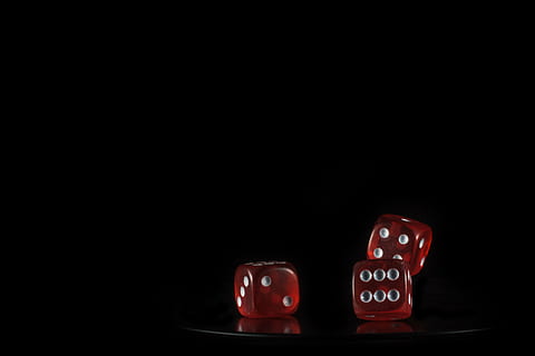 cube, jeux d'argent, jouer, lumière, cube de verre, gagner, Payer, espérer, dépendance, accro au jeu, profit, des enfants, gesellschaftsspiel, coupé, la prévention, noir, macro, détail, Fermer, rouge, Couleur, transparent, dé, nombre, espace de copie, fond noir, jeux de loisirs, culture artistique et divertissement, personne, à l'intérieur, prise de vue en studio, Activité de loisir, relaxation, la chance, groupe d'objets, opportunité, choix, forme de cube, paire, nature morte, jeu de hasard, 4K, CC0, domaine public, libre de droits
