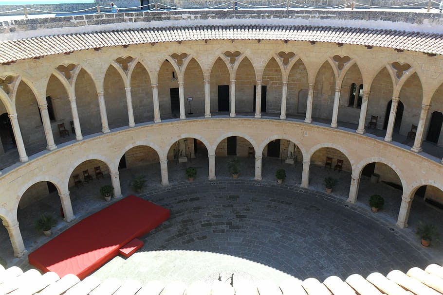 edifici, arquitectura, majorca, espanya, gira, turisme, les pedres, castell, fortificació, fossat, paret de pedra, parets, pati, saló de tela sukiennice, campana, el Museu, monument, arc, història, destinacions de viatge, esport, cap gent, estructura construïda, exterior de l'edifici, el passat, dia, arcade, viatjar, antic, naturalesa, arquejat, a l'aire lliure, vermell, llum solar, aigua, columna arquitectònica, 4K