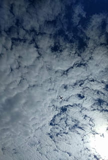 himmel, moln, flygplan, streck 8, in i solen, natur, blå, väder, moln - himmel, bakgrunder, utomhus, clouds, dag, luft, skönhet i naturen, scenics - natur, inget folk, lugn, lugn plats, lågvinkelvy, flygande, luftfordon, idyllisk, full ram, fågel, bildning, 4K, CC0, offentligt domän, royaltyfria