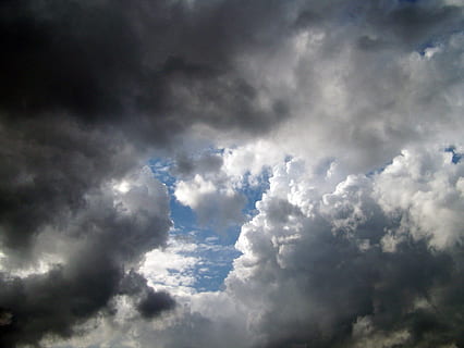 nuvens, Sombrio, clima, dramático, tempestade, trovoada, nublado, meteorologia, atmosfera, cúmulo-nimbo, cloudscape, nuvem - céu, natureza, céu, beleza na natureza, scenics - natureza, visão de baixo ângulo, ninguém, tranquilidade, dia, ao ar livre, cena tranquila, origens, luz solar, idílico, cena não urbana, quadro completo, sinistro, transmissão, 2K, CC0, domínio público, royalty free