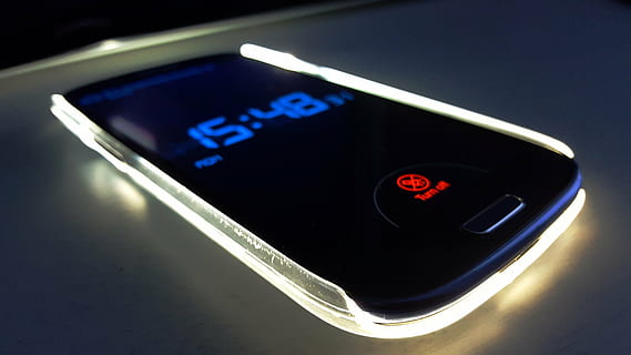 telefoon, licht, toekomst, klok, geval, modern, populair, technologie, verlicht, aantal, communicatie, tekst, controle, geen mensen, westers schrift, detailopname, meter - meetinstrument, rood, digitaal beeld, teken, Controlepaneel, binnenshuis, gezondheidszorg en medicijnen, blauw, vervoer, wijze van transport, verbinding, zwarte achtergrond, 5K