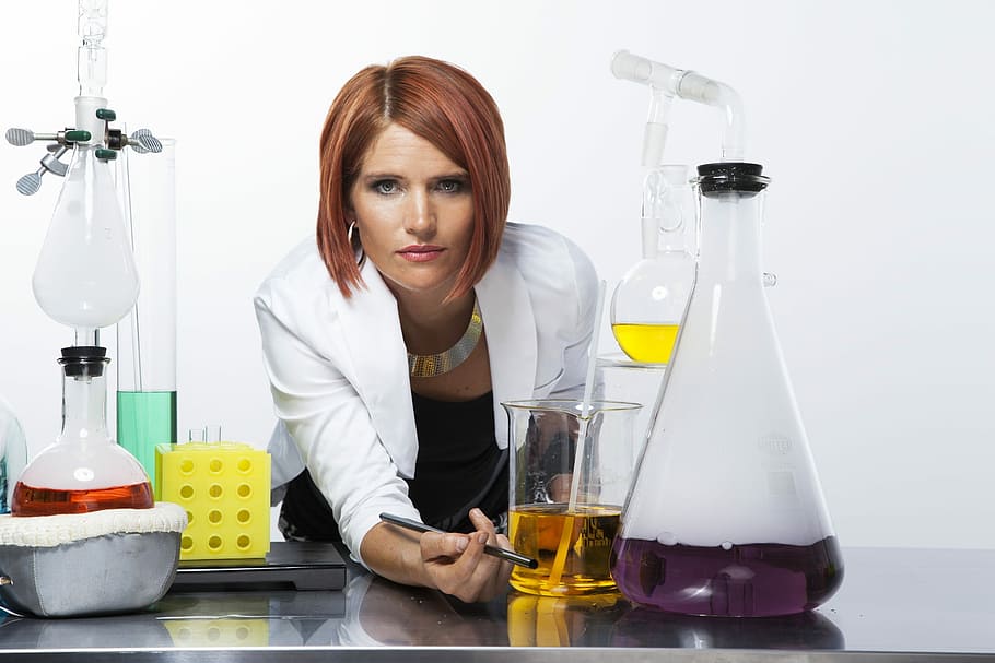 dona, de peu, taula, flascó Erlenmeyer, laboratori, matràs, una sola dona, experiment científic, només adults, només dones, adult, una persona, vista frontal, dones, a l'interior, adult jove, ocupació, retrat, pèl vermella, mirant la càmera, celebració, dones joves, ampolla, contenidor, cintura cap amunt, persones reals, roba casual, bellesa, dona guapa, pentinat, 1080P