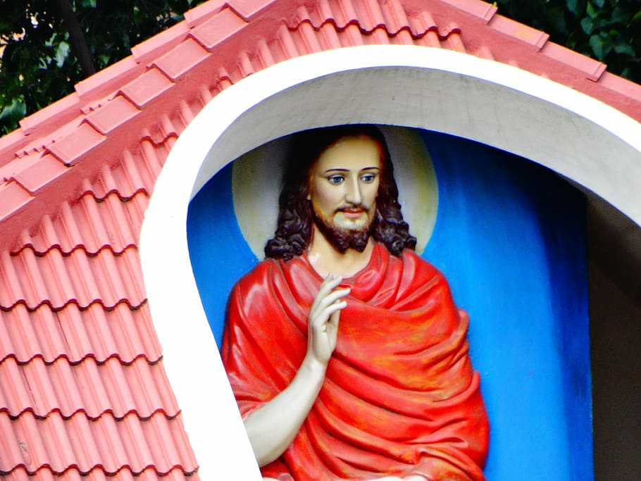 Jesus Christus, Statue, Jesus, Christus, Nur ein Mann, Nur Männer, Porträt, Erwachsene, nur für Erwachsene, Bart, Kamera betrachten, Vorderansicht, eine Person, junger Erwachsener, Stehen, Taille hoch, echte Menschen, Legere Kleidung, Freizeitbeschäftigung, Tag, junge Frau, Lebensstile, Kleidung, lächelnd, junge Männer, Frisur, 5K