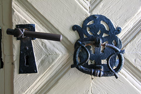 dør, slot, montering, metal, indgang, ingen mennesker, sikkerhed, dag, beskyttelse, træ - materiale, tæt på, låse, lukket, låsen, udendørs, mønster, knop, sollys, dørhåndtag, hængelås, arkitektur, smedejern, 5K, CC0, offentligt domæne, royaltyfrie