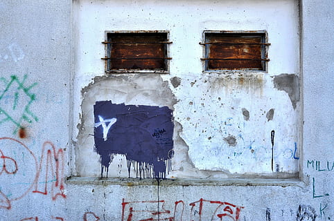 parede, grafite, gesso, construção, prisão, para chegar ao, cidade, janela, abandonado, destruição, intemperizado, oxidado, estrutura construída, arquitetura, velho, exterior do edifício, recurso de construção de parede, dia, ninguém, estragado, declínio, deterioração, atropelar, má condição, ao ar livre, azul, bagunçado, 4K, CC0, domínio público, royalty free