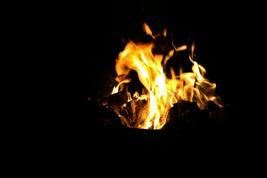 nærbillede fotografi af bål, bål, ild, flamme, orange, brænding, brand - naturligt fænomen, varme - temperatur, nat, glødende, log, Brænde, natur, orange farve, ingen mennesker, træ, træ - materiale, mørk, bevægelse, ildsted, tæt på, gul, sort baggrund, lejrbål, helvede, 5K