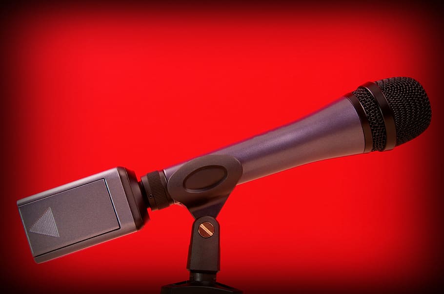 mikrofon, Červené, stojan na mikrofon, výkon, zábava, oznámit, etapa, hudební vybavení, technologie, sdělení, barevné pozadí, červené pozadí, studio shot, kabel, zařízení, spojení, paliva a energie, průmysl, Černá barva, vstupní zařízení, podnikání, lidé, detail, bezdrátové technologie, zdroj napájení, uvnitř, elektřina, elektrické zařízení, 4K