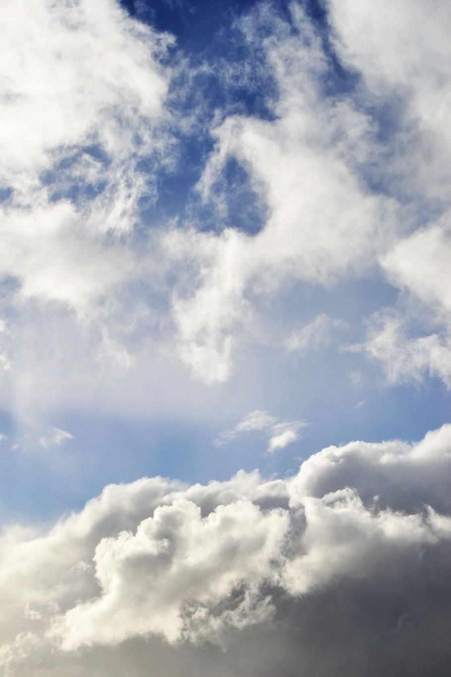 Foto, Weiß, Wolken, weiße Wolken, Himmel, Blau, flauschige, Tag, Wetter, Wolkengebilde, Kumulus, Meteorologie, wolke - himmel, Hintergründe, Schönheit in der Natur, Ruhe, Flachwinkelansicht, Szenen - Natur, keine Leute, Natur, ruhige Szene, weiße Farbe, draußen, idyllisch, Vollbild, Sonnenlicht, Nicht-städtische Szene, Weichheit, 4K