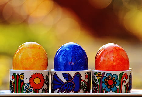 tres, color assortit, decoratiu, ous, Pasqua, ous de Pasqua, colorit, Feliç Pasqua, ou, de colors, color, menjar i beguda, menjar, multicolor, primer pla, alimentació saludable, ou de Pasqua, cap gent, fruita, celebració, benestar, color vibrant, grup d'objectes, centrar-se en primer pla, natura morta, elecció, art i artesania, berenar, vaixella, 5K, CC0, domini públic, lliure de regalies