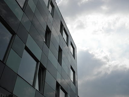 façana, finestra, llum, arquitectura, edifici, modern, casa, hauswand, façana de la casa, arquitectura moderna, núvols, sol, reflexió, edifici modern d’altura, estructura, exterior de l'edifici, estructura construïda, ciutat, núvol - cel, vidre - material, cel, exterior d’edifici d’oficines, vista d’angle baix, oficina, naturalesa, cap gent, negocis, a l'aire lliure, dia, gratacels, apartament, districte financer, 4K, CC0, domini públic, lliure de regalies