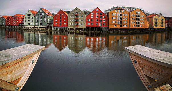 assorteret, farvehuse, legeme, vand, dagtimerne, farve, huse, krop af vand, nautiske fartøj, afspejling, flod, udendørs, gammel, træ - materiale, kulturer, mole, arkitektur, natur, bygning udvendig, bygget struktur, transportmidler, transportform, bygning, fortøjet, ingen mennesker, havnefronten, dag, havn, hus, himmel, rækkehus, træ post, sejlbåd, 4K, CC0, offentligt domæne, royaltyfrie