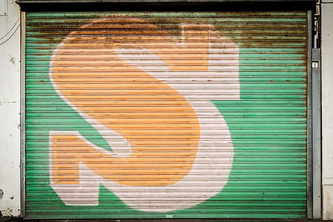 Grün, Gelb, Grafik, Rolltor, Rollladen, drucken, Tür, Verschluss, Garage, gemalt, Farbe, grüne Farbe, Kunst und Handwerk, Kreativität, Sprühfarbe, Graffiti, mehrfarbig, Wandbau - Funktion, gemaltes Bild, die Architektur, Muster, keine Leute, Holz - Material, Hintergründe, texturiert, Straßenkunst, gewelltes Eisen, Eisen, 5K, CC0, gemeinfrei, lizenzfrei