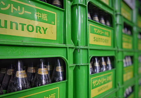de cerca, foto, cajas de botellas de plástico solar, selectivo, foco fotografia botellas, caja, botella, vaso, apilar, storge, verde, texto, color verde, comunicación, escritura occidental, nadie, firmar, envase, Al por menor, comida y bebida, elección, guión, negocio, comida, guión no occidental, día, arquitectura, estante, transporte público, 4K, CC0, dominio público, libre de derechos