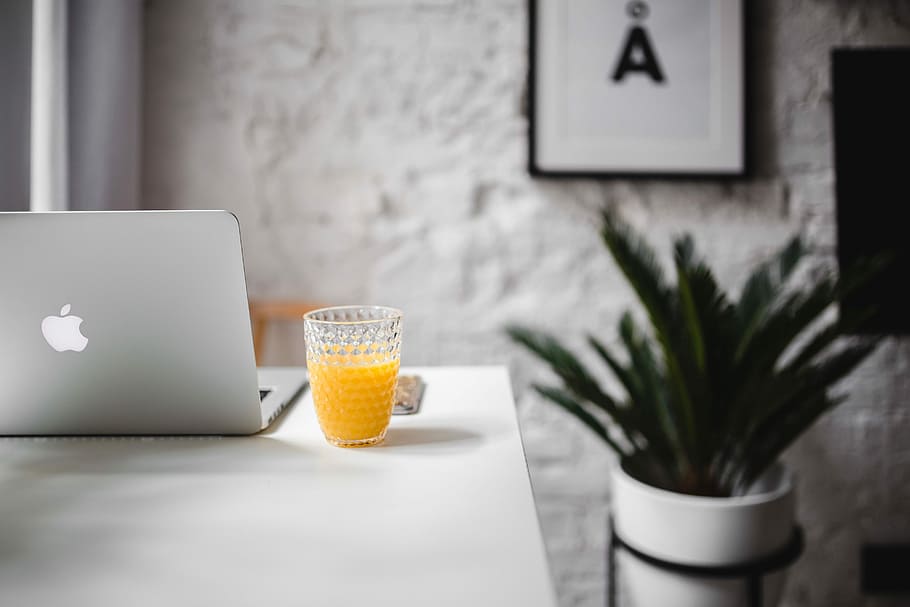 espai de treball, MacBook, pro, elegant, MacBook Pro, interior, blanc, oficina, lloc de treball, ordinador, MacBook Apple, tecnologia, escriptori, portàtil, scandi, Escandinau, a l'interior, oficina a casa, taula, cap gent, habitació domèstica, interior de casa, modern, esmorzar, copa, menjar i beguda, comunicació, tecnologia sense fils, beure, refresc, equipament per a la llar, vidre, mobles, menjar, alimentació saludable, connexió, 5K