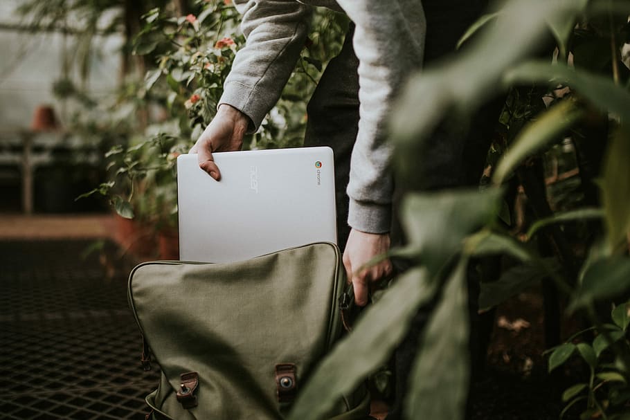 patrocinat, google chromebooks, persona, celebració, Acer chromebook laptop, obert, gris, bossa, endins, edifici, flors, portàtil, motxilla, portar, paquet, planta, una persona, secció mitjana, mà, dia, naturalesa, mà humana, adult, enfocament selectiu, part del cos humà, arbre, paper, creixement, a l'aire lliure, comunicació, de peu, roba, homes, 2K