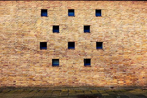 paret, paret de maó, finestra, finestra petita, deu finestres, disseny, arquitectura, bloc, maó, estructura construïda, exterior de l'edifici, marc complet, cap gent, dia, fons, a l'aire lliure, edifici, funció de construcció de parets, patró, repetició, naturalesa, vell, vista d’angle baix, marró, 4K, CC0, domini públic, lliure de regalies