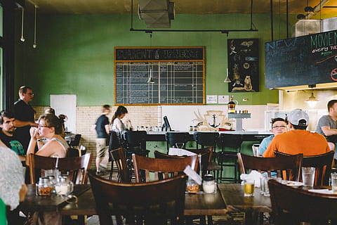 restaurante, café, cadeira, cadeiras, jantar, pessoas, mesa, mesas, dentro de casa, homens, apenas adultos, grupo de pessoas, colega de trabalho, de pé, pessoas reais, mulheres, adulto, ocupação, grupo médio de pessoas, o negócio, sentado, grupo, trabalhando, machos, adulto médio, Negócio pequeno, assento, 2K
