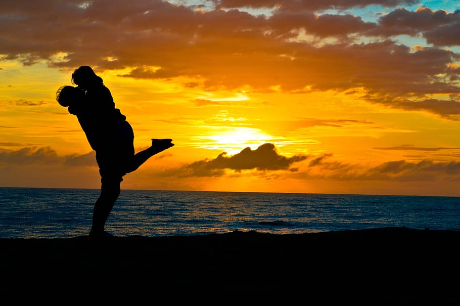Meer, Dämmerung, Natur, Himmel, Strand, Wolken, Paar, Horizont, küssen, Mann, Ozean, draußen, Reflexion, szenisch, seelandschaft, Silhouette, Sonne, Sonnenuntergang, Wasser, Frau, Gelb, Szenen - Natur, orange Farbe, Schönheit in der Natur, Land, wolke - himmel, eine Person, echte Menschen, Stehen, Lebensstile, Horizont über Wasser, Freizeitbeschäftigung, Arme erhoben, 5K