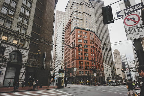 edifici della città, bianca, cielo, persone al crocevia, architettura, attraversamento, intersezione, cartello, pedone, costruzione, strada, stato unito, u, sf, San Francisco, Vie, città, urbano, esterno dell'edificio, struttura costruita, mezzi di trasporto, via della città, vita di città, direzione, modo di trasporto, veicolo a motore, comunicazione, segnale stradale, simbolo, testo, auto, la strada davanti, edificio per uffici esterno, grattacielo, alto - alto, all'aperto, moderno, guida, 5K, CC0, dominio pubblico, privo di copyright