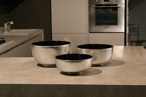 tacâmuri, vase, bucătărie, oală, bucătar, unelte de gătit, tigăi, gătire, în interior, bucătărie internă, nici o persoana, zi, camera de zi, masa, natură moartă, castron, să se concentreze asupra primelor elemente, a închide, Acasă, ceașcă, ustensile de bucatarie, echipamente de uz casnic, umbră, recipient, grup de obiecte, halbă, gol, grămadă, oţel, faianță, 5K, CC0, domeniu public, fără drepturi de autor