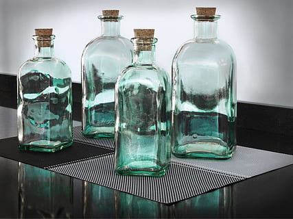 quattro, chiaro, bottiglie di vetro, controsoffitto in marmo grau, vasetti, cucina, Conservazione, colore verde, bicchiere, bottiglia, nessuno, riflessione, girato in studio, vetro - materiale, contenitore, trasparente, in casa, gruppo di oggetti, tavolo, vuoto, natura morta, natura, assistenza sanitaria e medicina, avvicinamento, scienza, blu, 4K, CC0, dominio pubblico, privo di copyright