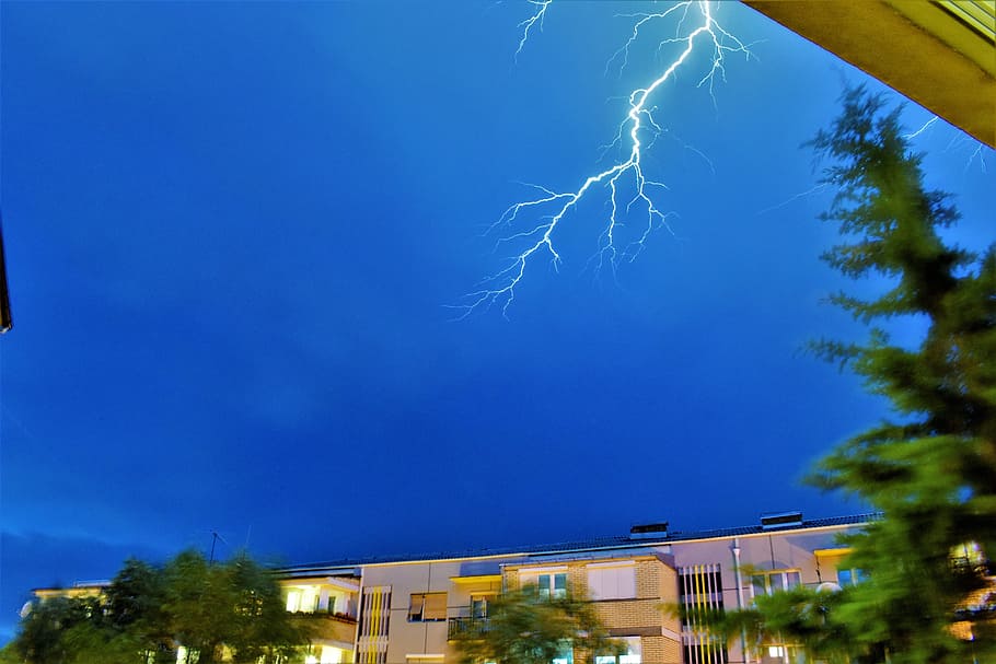 trons, plovent, tempesta, llamps, temps, nit, poder a la natura, arbre, exterior de l'edifici, núvol - cel, arquitectura, cel, poder, planta, estructura construïda, naturalesa, blau, cap gent, bellesa a la natura, edifici, signe, comunicació, electricitat, ominós, 5K