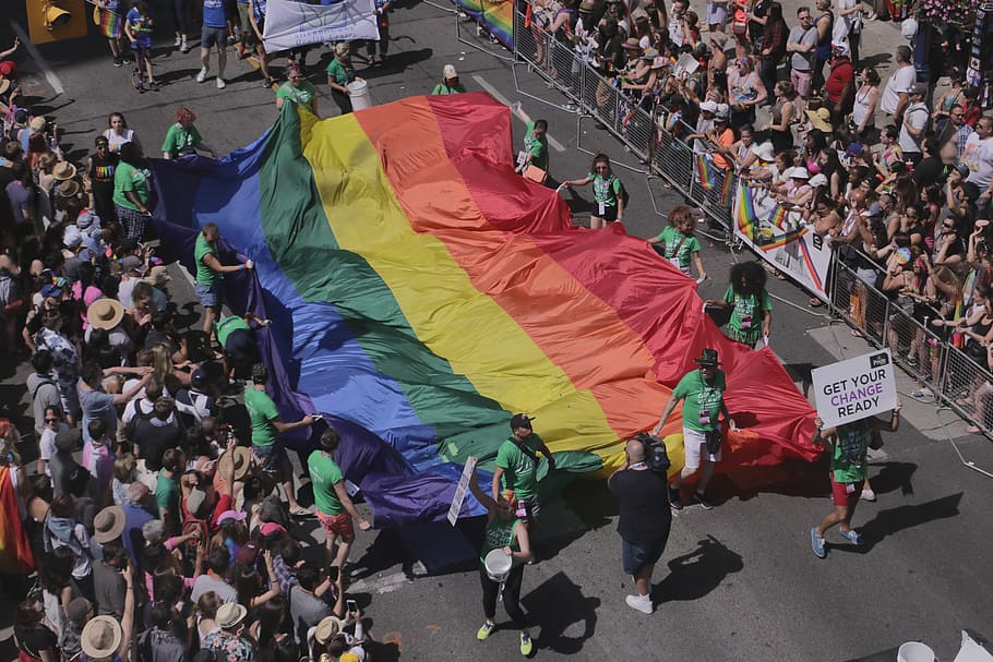 gent, celebració, multicolor, tèxtil, orgull, bandera, bandera d’orgull, Canadà, toronto, orgull, bandera, juliol, gai, lesbiana, celebra, ratlles, dom, desfilada, desfilada d'orgull, 2016, multitud, gran grup de persones, vista d’angle alt, espectador, grup de persones, persones reals, dones, homes, ciutat, adult, estils de vida, carrer, dia, unió, activitat d'oci, unitat, protesta, caminar, arquitectura, a l'aire lliure, protestant, Festival, 5K