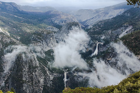 Yosemite nebbioso si affaccia, nebbia sulla montagna, montagna, roccia, nube, nebbia, scenics - natura, bellezza nella natura, ambiente, catena montuosa, natura, acqua, scena non urbana, scena tranquilla, albero, terra, giorno, paesaggio, nessuno, pianta, vista dall'alto, nuvola - cielo, destinazioni di viaggio, all'aperto, picco di montagna, potere in natura, 5K, CC0, dominio pubblico, privo di copyright