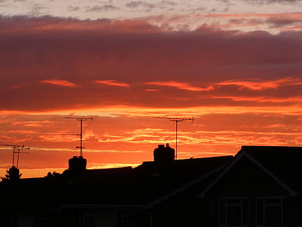 Sonnenuntergang, Silhouetten, Dächer, Sonne, Himmel, Landschaft, szenisch, Abend, draussen, Wolken, bunt, die Architektur, gebaute Struktur, Gebäudehülle, Silhouette, Gebäude, wolke - himmel, orange Farbe, Haus, Kommunikation, Natur, Antenne - Antenne, keine Leute, Wohngegend, Dach, Technologie, Schönheit in der Natur, draußen, Fernsehantenne, Turm, 2K, CC0, gemeinfrei, lizenzfrei