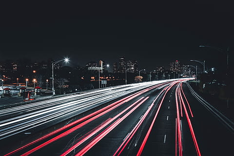 Zeitraffer Fotografie, Straße, beschäftigt, Nacht-, der Verkehr, Seeufer fahren, Autobahn, Auto, Transport, Geschwindigkeit, städtische Szene, Mehrspurige Autobahn, Stadtbild, Bewegungsunschärfe, beleuchtet, Stadt, Strassenlicht, Stadt leben, Bewegung, Dämmerung, Langzeitbelichtung, dunkel, Landfahrzeug, Rücklicht, Lichtanlage, rot, die Architektur, Lichtspur, Gebäudehülle, gebaute Struktur, keine Leute, Stadtstraße, Himmel, draußen, Bürogebäude außen, Wolkenkratzer, Fahrzeuglicht, 5K, CC0, gemeinfrei, lizenzfrei