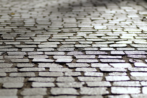 ulica, brudny, cegły, wzór, abstrakcyjny, cegła, murarstwo, złamany, cement, glina, zbliżenie, beton, pęknięcie, podłoga, ziemia, bruk, skała, szorstki, kamień, powierzchnia, tekstura, chodnik, sposób, pełna ramka, tła, teksturowane, żadnych ludzi, selektywne skupienie, obfitość, duża grupa obiektów, dzień, na dworze, powtórzenie, z rzędu, układ, architektura, kostka brukowa, poziom powierzchni, 5K, CC0, domena publiczna, darmowe zdjęcia