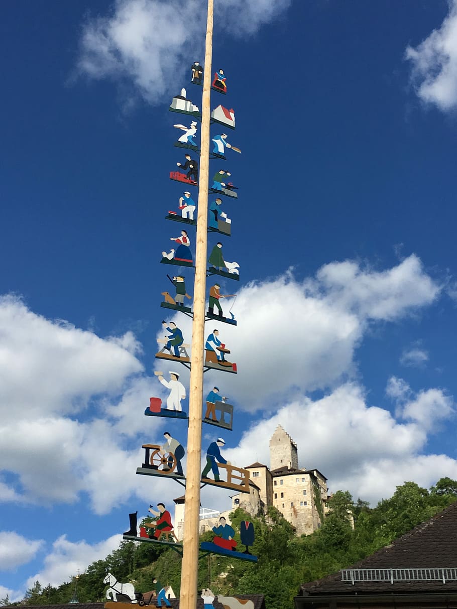maypole, kipfenberg, pot, tradició, baviera, cel, arquitectura, vista d’angle baix, estructura construïda, núvol - cel, naturalesa, dia, exterior de l'edifici, arbre, cap gent, celebració, a l'aire lliure, planta, ciutat, edifici, religió, blau, bandera, 4K