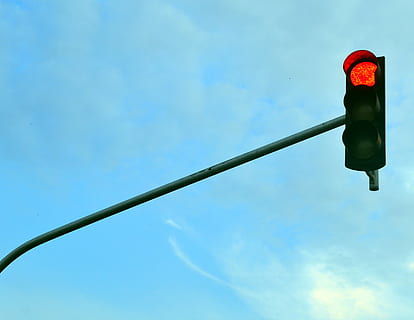 semàfor, llum, llum vermella, compte enrere, parada, vermell, control, advertiment, transport, trànsit, símbol, cel, blau, vista d’angle baix, naturalesa, cap gent, núvol - cel, dia, equips d’il·luminació, senyal de carretera, a l'aire lliure, llum de stop, llum solar, llum del carrer, carrer, orientació, seguretat, signe, llum elèctrica, 2K, CC0, domini públic, lliure de regalies