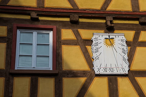 meridiana, tempo, orologio, tempo che indica, tempo di, ombra, sole, pointer, ore, architettura, legno - materiale, nessuno, finestra, esterno dell'edificio, costruzione, testo, rappresentazione umana, giorno, struttura costruita, arte e artigianato, rappresentazione, creatività, Casa, sceneggiatura occidentale, porta, comunicazione, all'aperto, somiglianza maschile, chiuso, 4K, CC0, dominio pubblico, privo di copyright